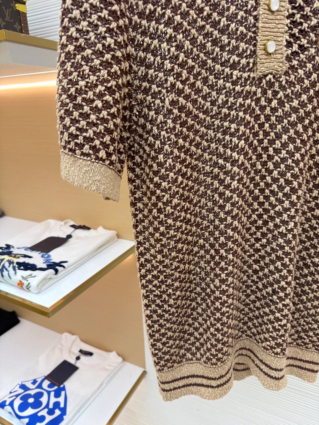 LOUIS VUITTON short-sleeved knitted mesh Polo shirt ●Original version: Purchased and developed for 17999 ●Item number: 1682531-B20 ●Fabric: cotton fabric ●Technology: knitted ●Color: brown ●Version: fitted version ●Weight: about 340 grams ●Size: S-M-L-XL ●Description: This LOUIS VUITTON houndstooth knitted Polo shirt is woven with high-quality wool blended gold and silver threads. It uses jacquard knitting technology to create a houndstooth texture. The pattern is three-dimensional and full of metallic luster. The fabric is both soft and skin-friendly and stiff, and is not easy to pill or snag. The neckline is a classic Polo lapel design, the custom-made mother-of-pearl buttons at the placket have a warm texture, and the brand metal logo on the body is hand-inlaid, which is strong and highlights the luxury quality. The cuffs and hem are ribbed in the same color, with moderate elasticity to fit the body shape. The overall cut is a loose silhouette, the shoulders are seamlessly spliced, the stitching is straight and fine, the customized accessories and three labels are complete, and the detailed craftsmanship shows the brand's ingenuity. It is suitable for various wear scenarios such as daily leisure and light business. The overall wiring is straight and delicate, the fabric is comfortable and soft, and the color is consistent without color difference. It can be matched with the same style to create a fashionable look and control various occasions. Customized accessories, complete with three standards, same style for men and women!